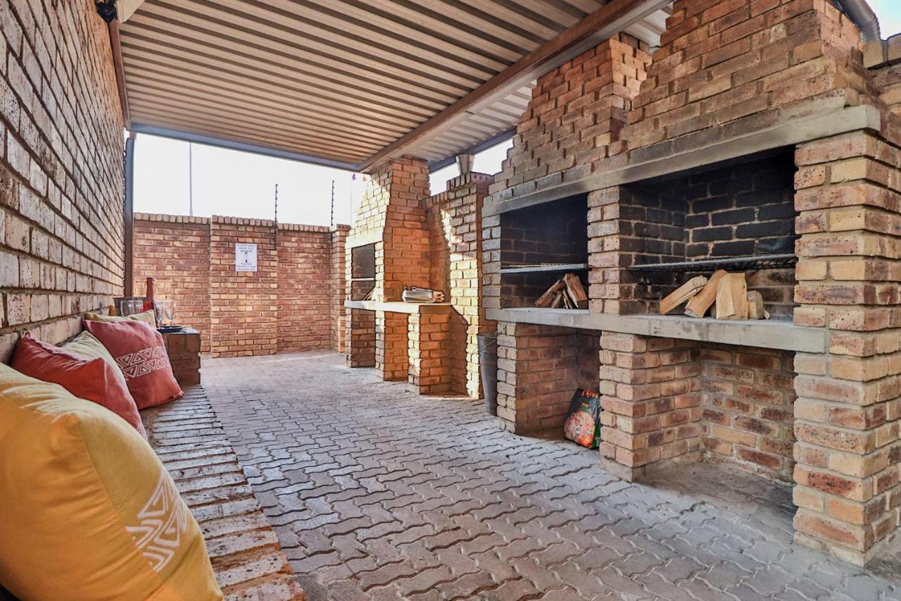 Rudman Townhouses - Family Apartment Boksburg Bagian luar foto