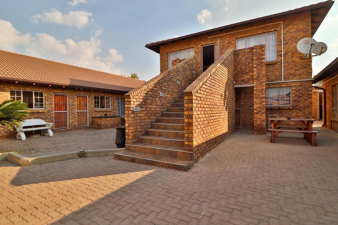 Rudman Townhouses - Family Apartment Boksburg Bagian luar foto
