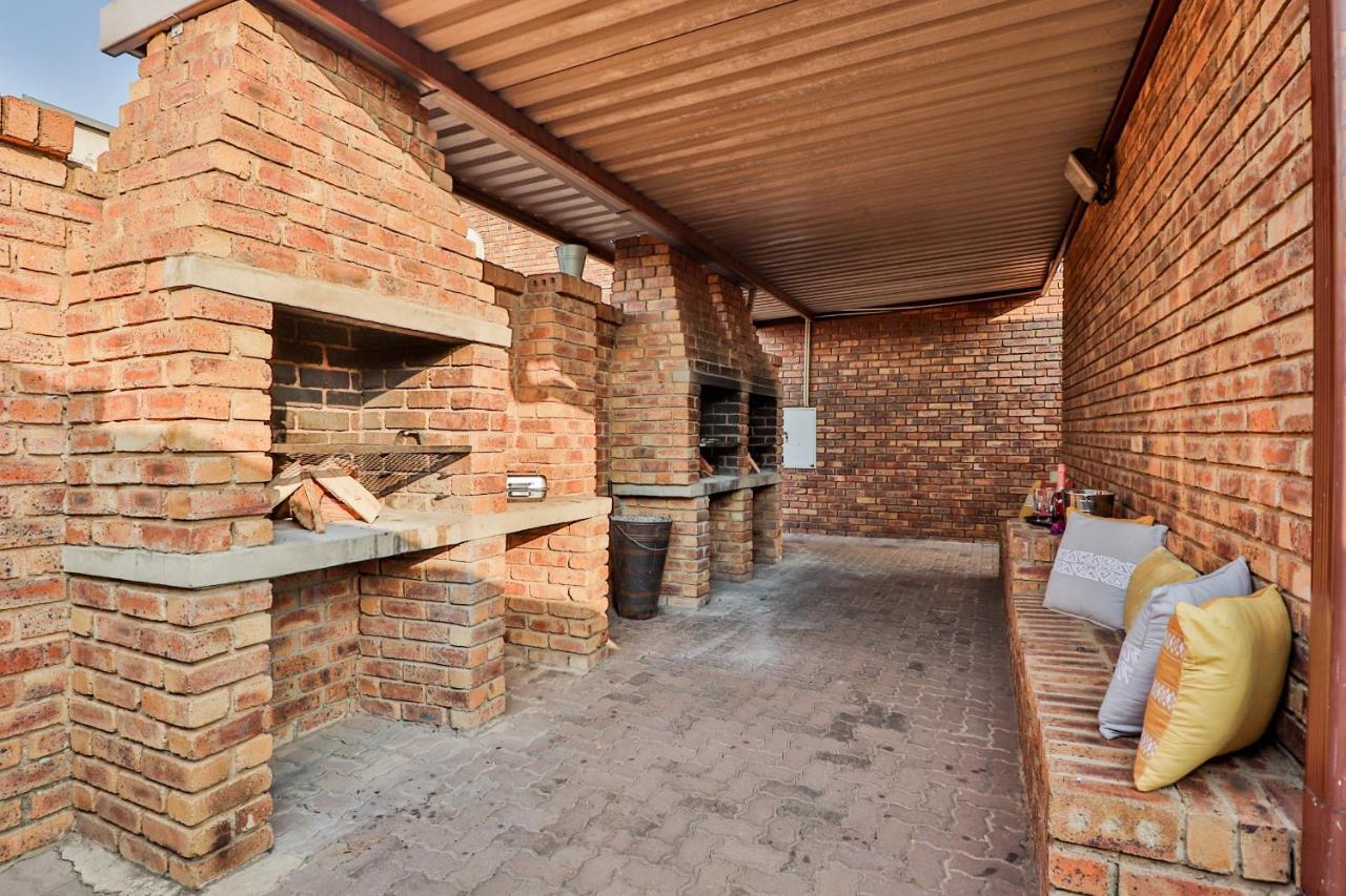 Rudman Townhouses - Family Apartment Boksburg Bagian luar foto