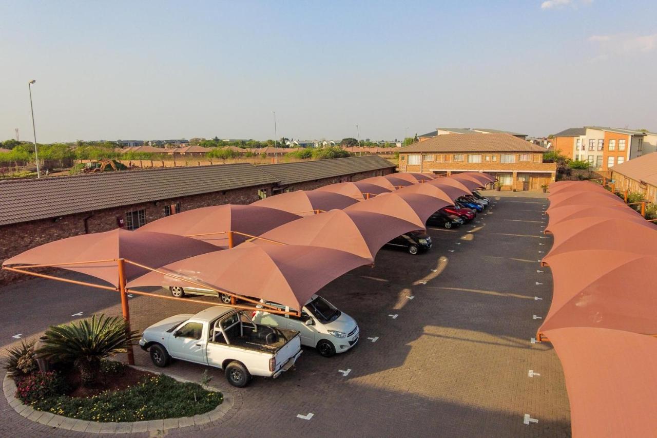 Rudman Townhouses - Family Apartment Boksburg Bagian luar foto