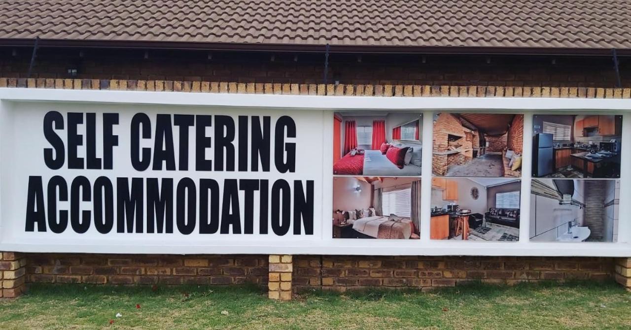 Rudman Townhouses - Family Apartment Boksburg Bagian luar foto