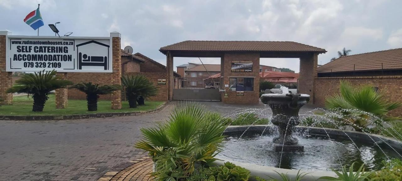 Rudman Townhouses - Family Apartment Boksburg Bagian luar foto