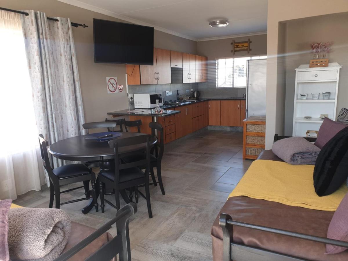 Rudman Townhouses - Family Apartment Boksburg Bagian luar foto