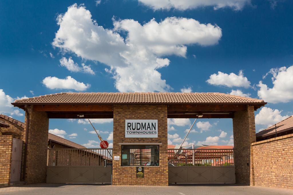 Rudman Townhouses - Family Apartment Boksburg Bagian luar foto