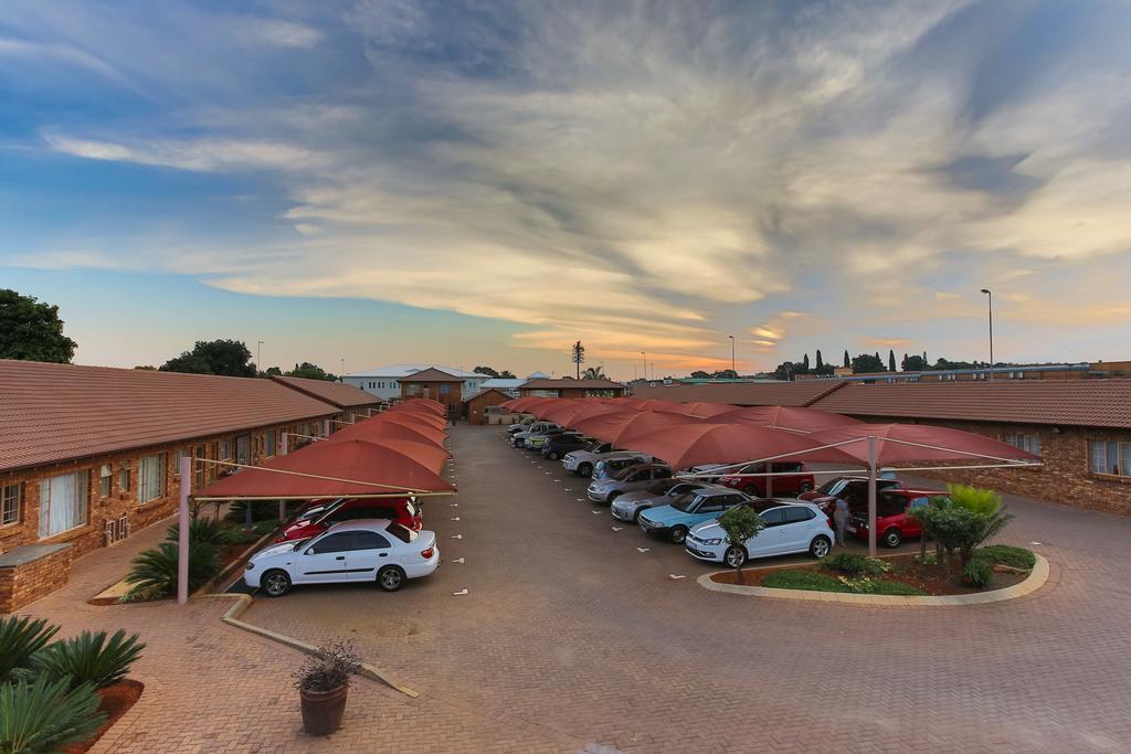 Rudman Townhouses - Family Apartment Boksburg Bagian luar foto