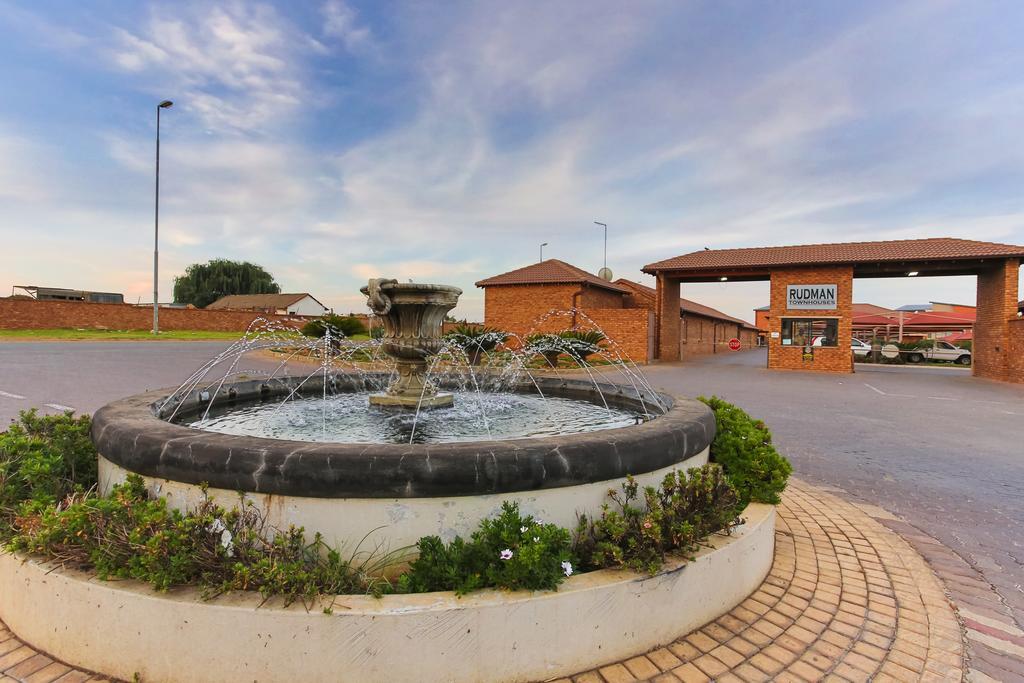 Rudman Townhouses - Family Apartment Boksburg Bagian luar foto