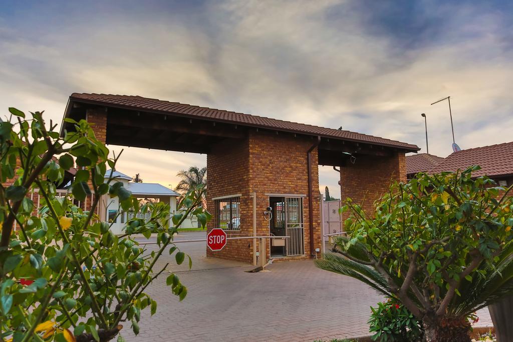 Rudman Townhouses - Family Apartment Boksburg Bagian luar foto